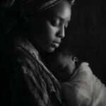 uma m e com seu rec m nascido sozinha em